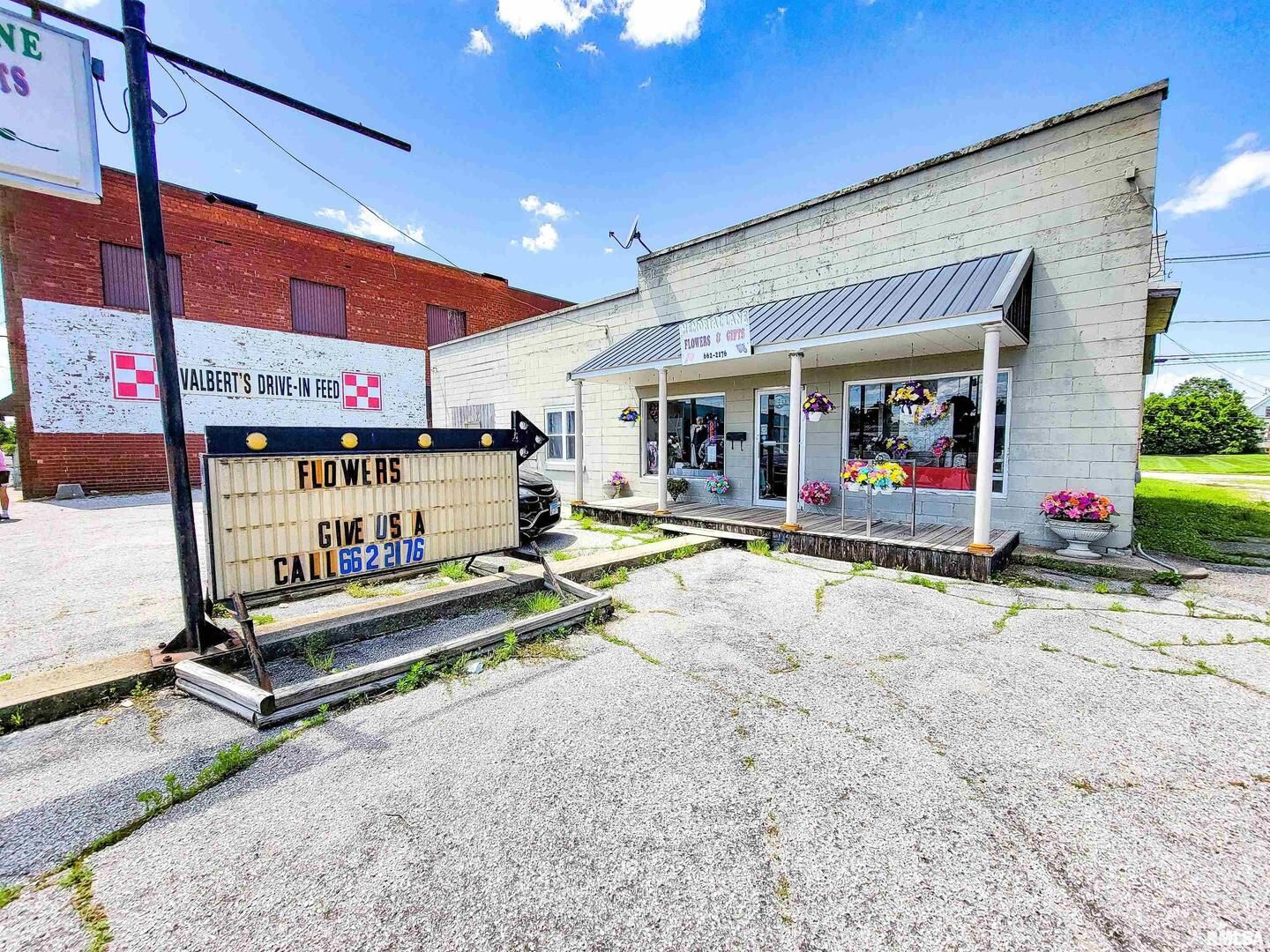 223 E NORTH Avenue — Flora, IL 62839