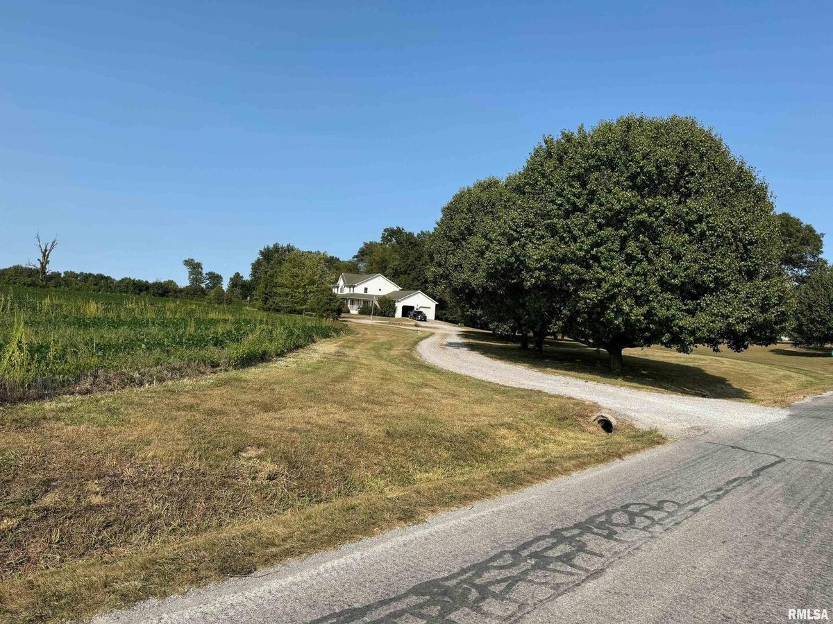 102 W NORTH Street, Ina, IL 62846