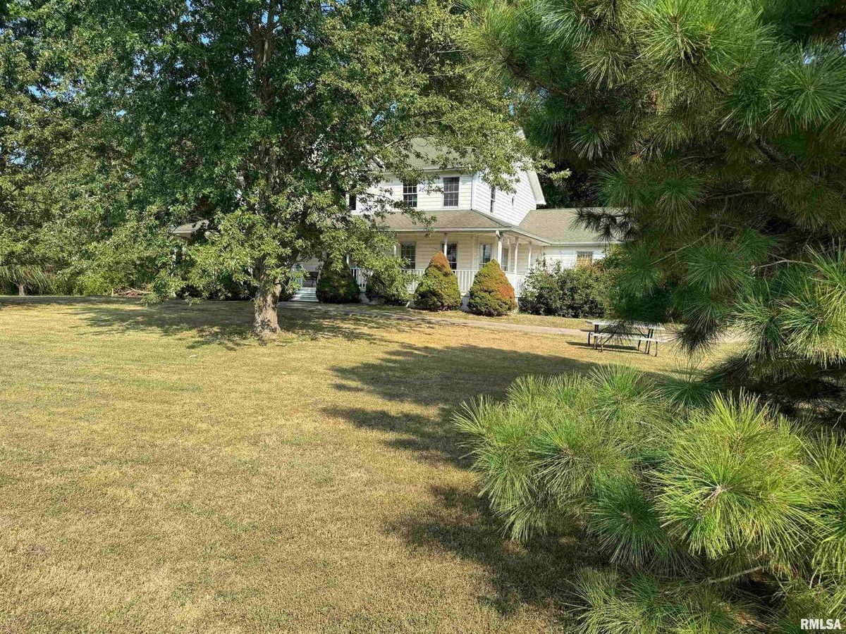 102 W NORTH Street, Ina, IL 62846