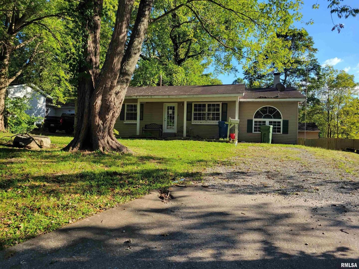121 YOUNG Avenue — Anna, IL 62906