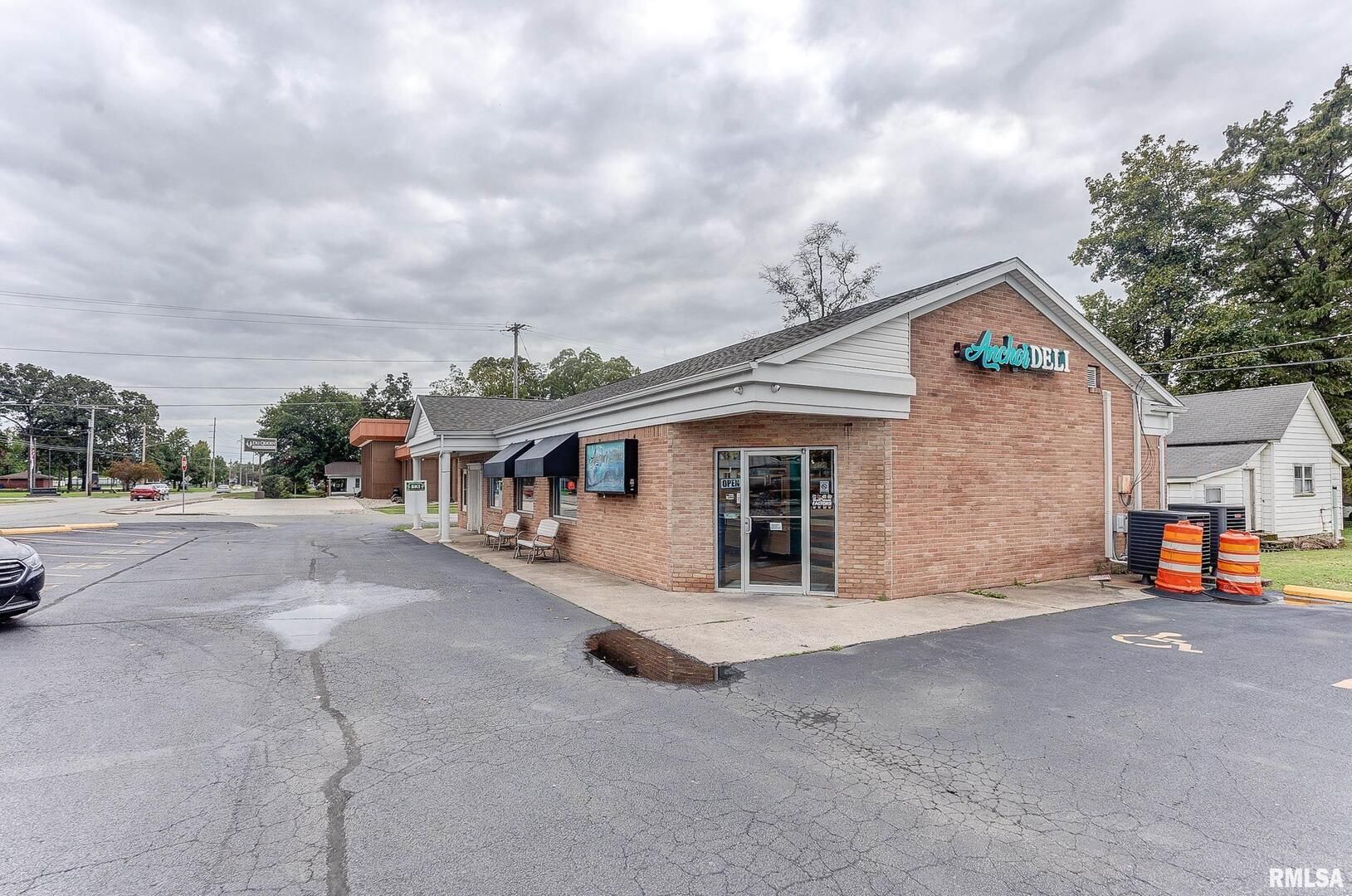 109 S PARK Street — Sesser, IL 62884
