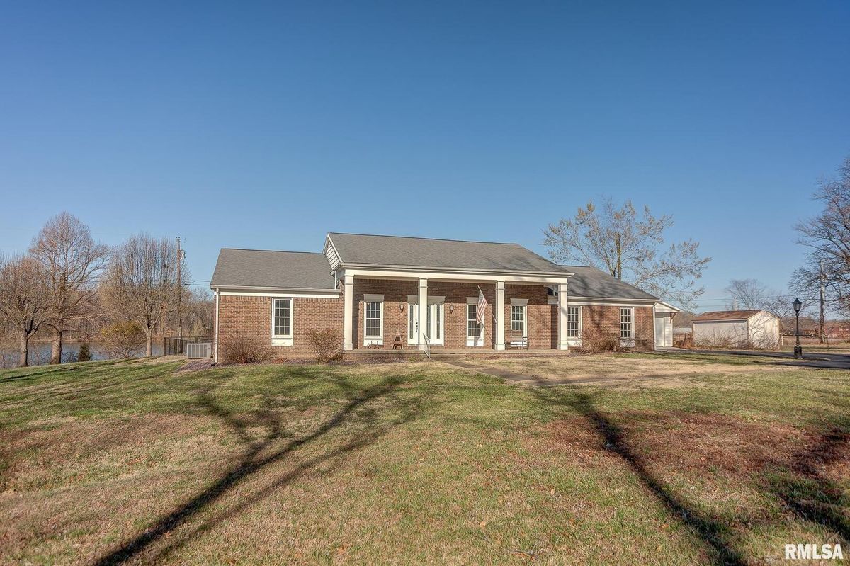 333 LAKEVIEW Drive, Salem, IL 62881