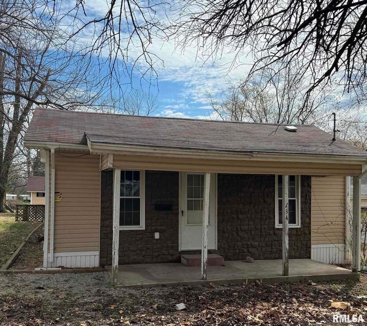 734 Division St Street, Duquoin, IL 62832