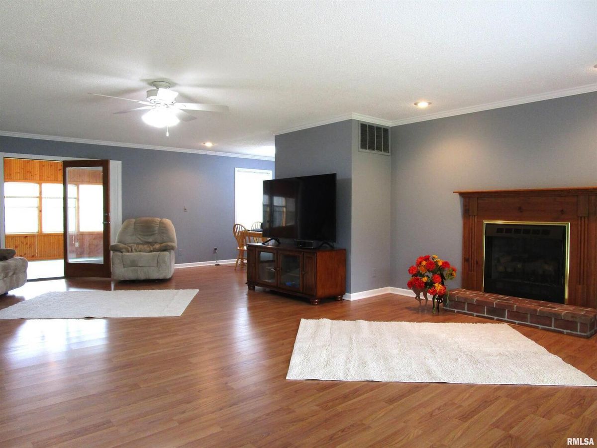 1253 County Road 800 E, Carmi, IL 62821
