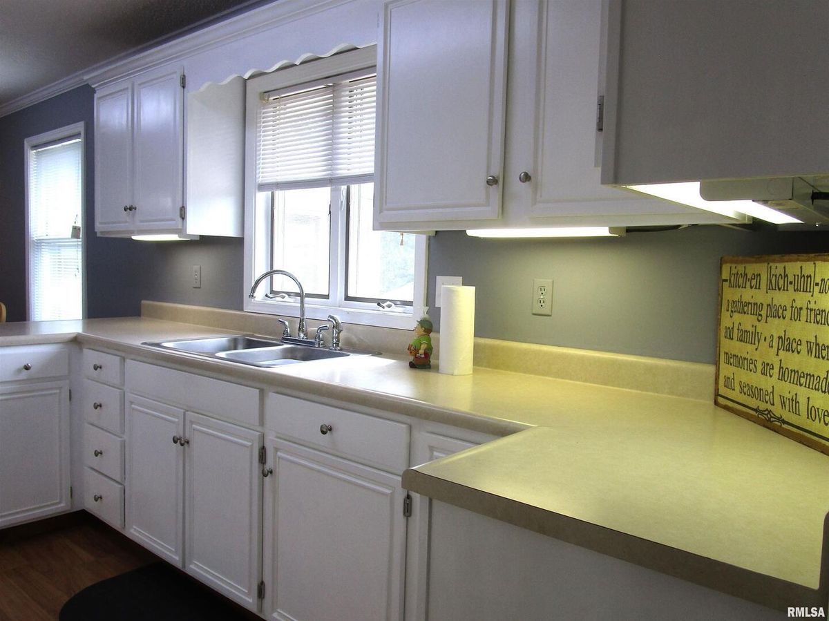 1253 County Road 800 E, Carmi, IL 62821
