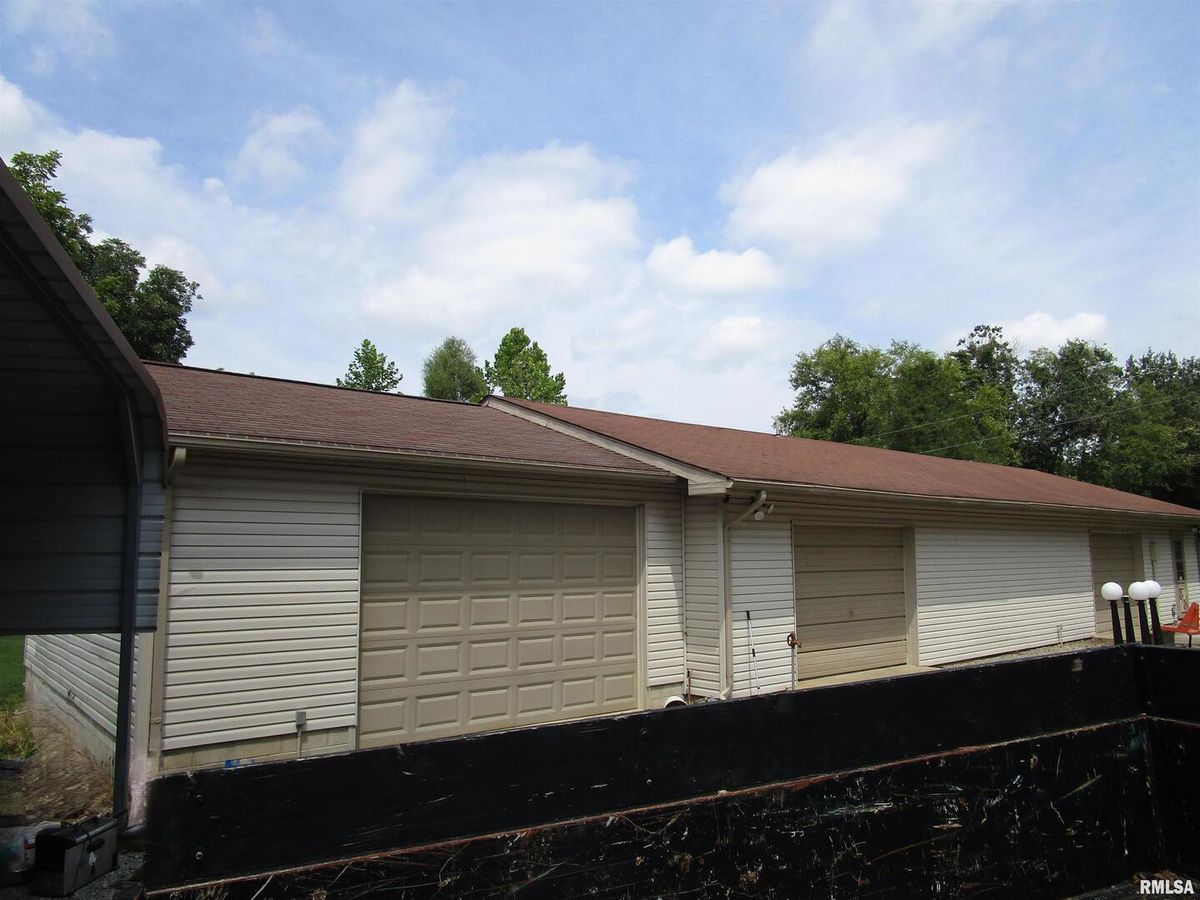 1253 County Road 800 E, Carmi, IL 62821