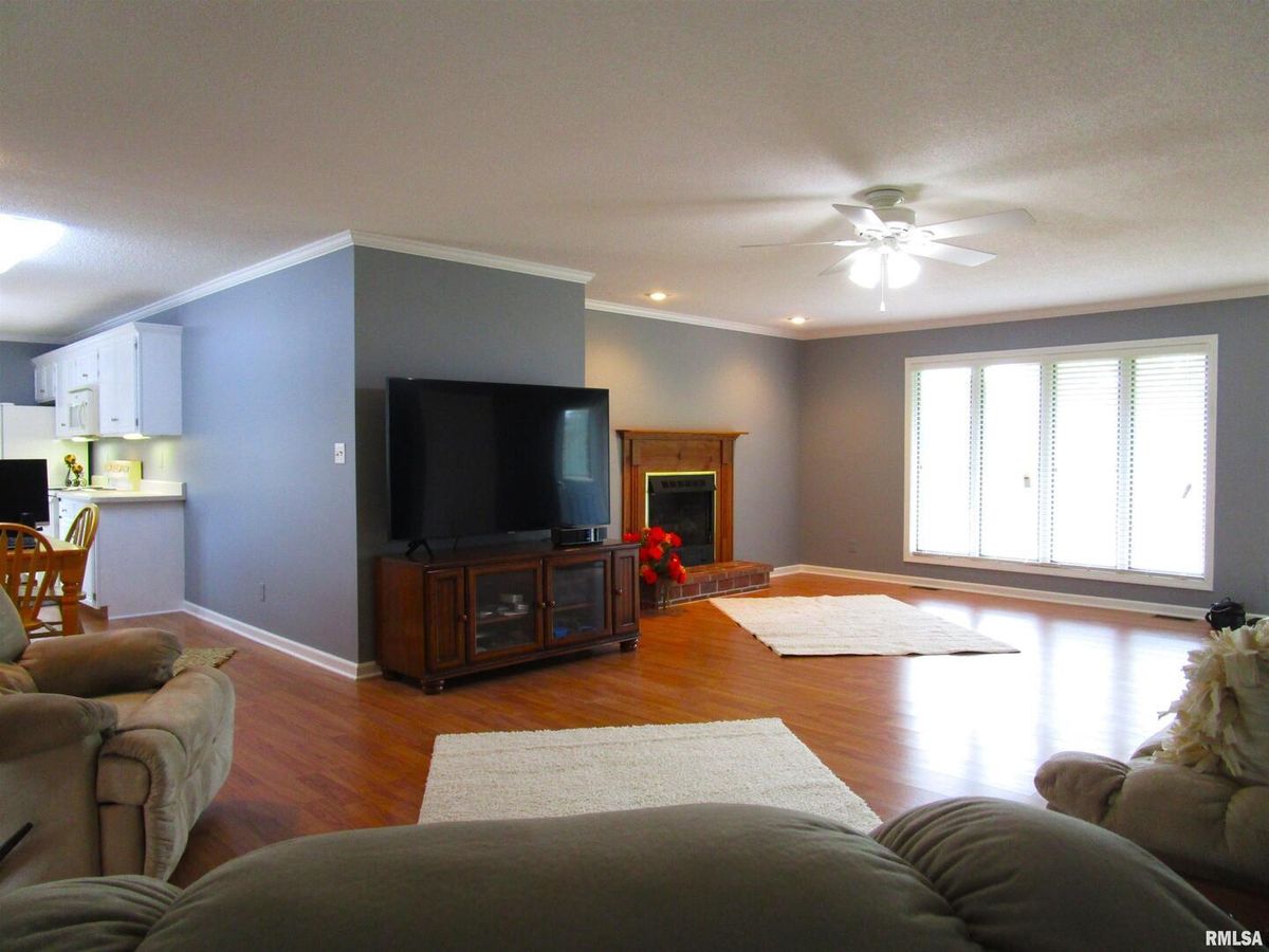 1253 County Road 800 E, Carmi, IL 62821