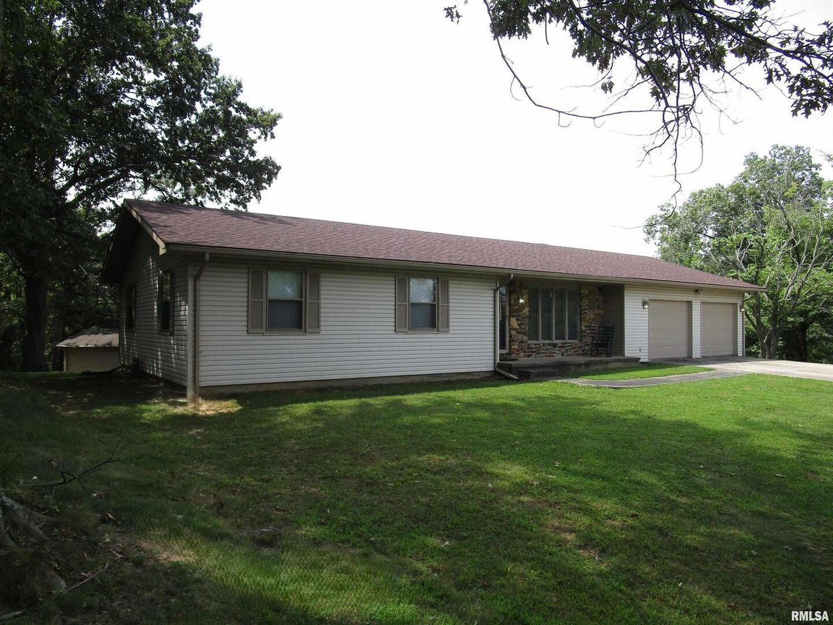 1253 County Road 800 E, Carmi, IL 62821