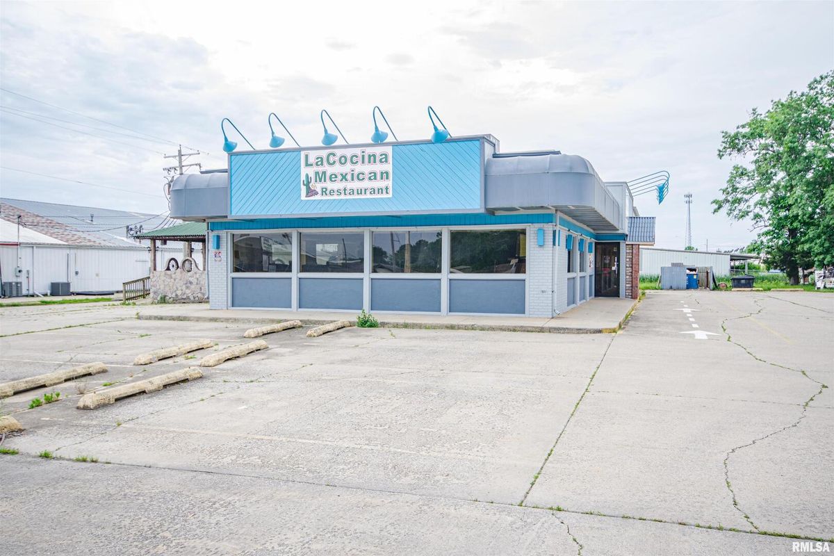 1407 MAIN Street, Salem, IL 62881