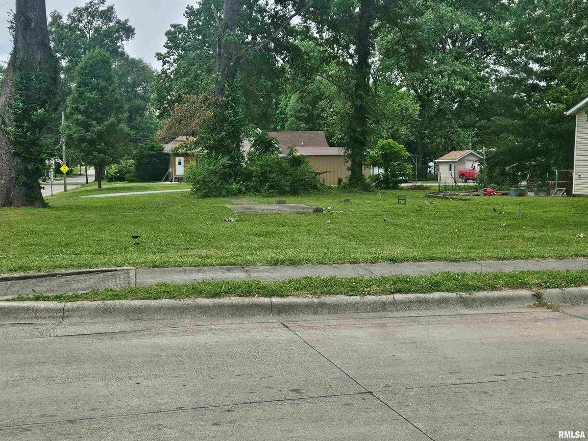 0000 Duquoin Street, Benton, IL 62812