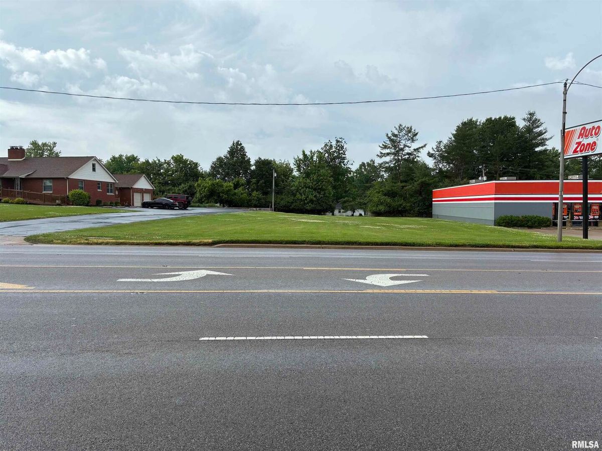 3009 BROADWAY Street, Mt Vernon, IL 62864