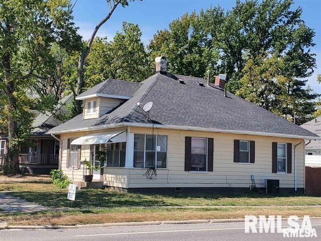 300 W PECAN Street — Carbondale, IL 62901