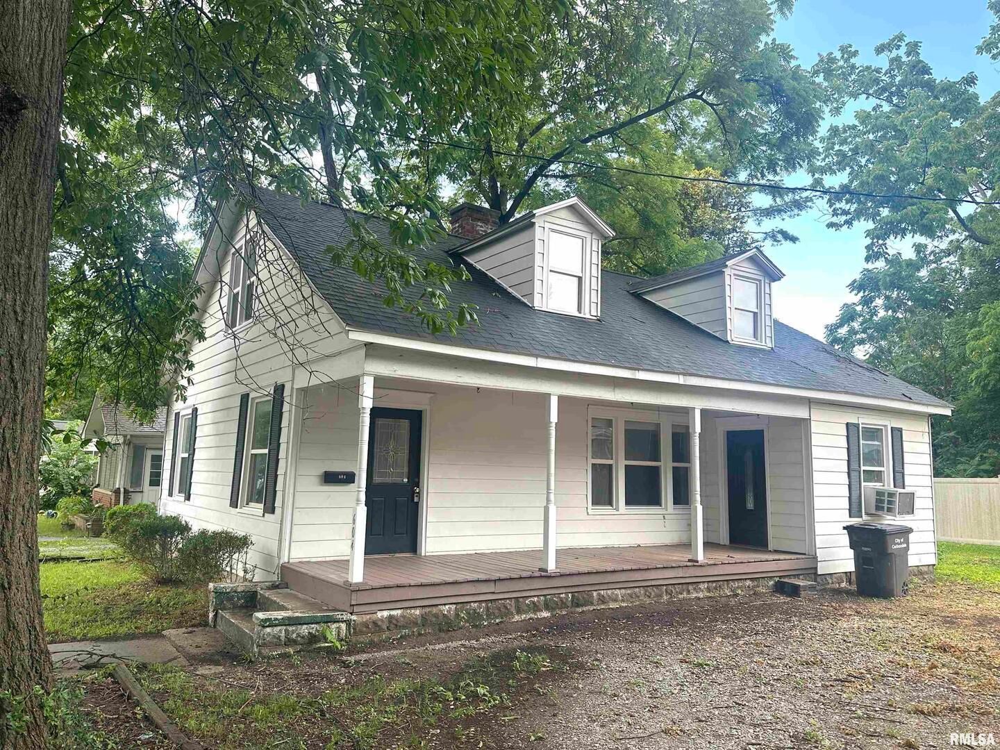 604 W Walnut Street — Carbondale, IL 62901