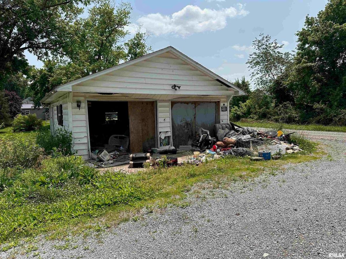 301 N CHESTNUT Street, Christopher, IL 62822