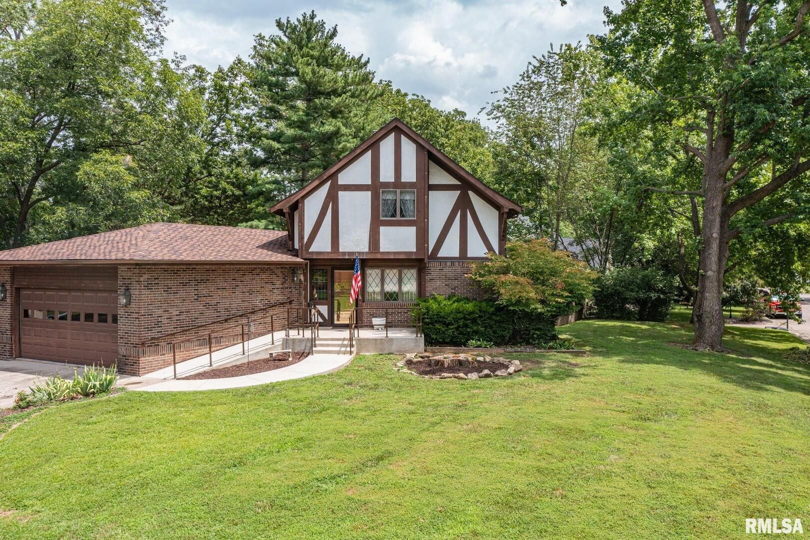 102 Lost Hollow Dr Drive — Salem, IL 62881