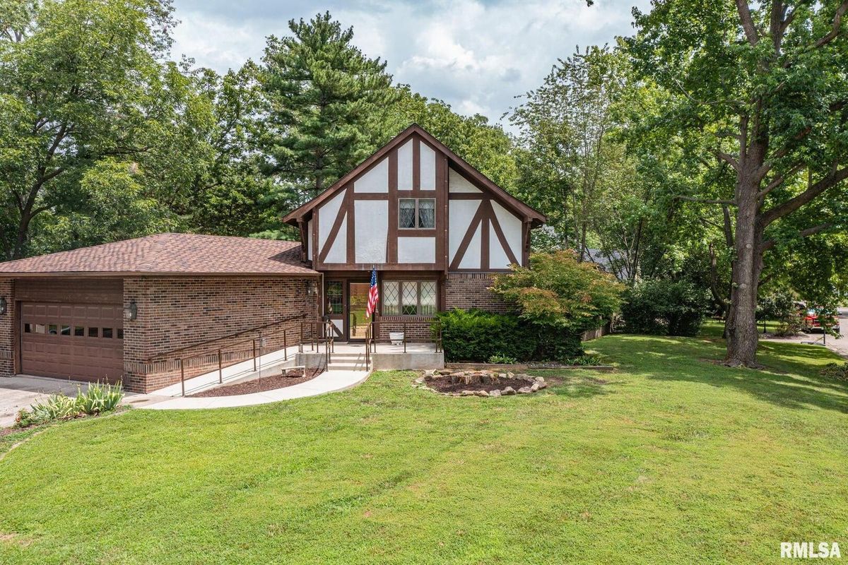 102 Lost Hollow Dr Drive, Salem, IL 62881