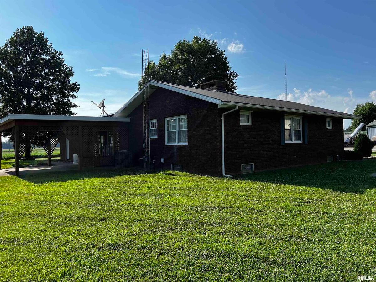 210 W 5TH Street, St Peter, IL 62880