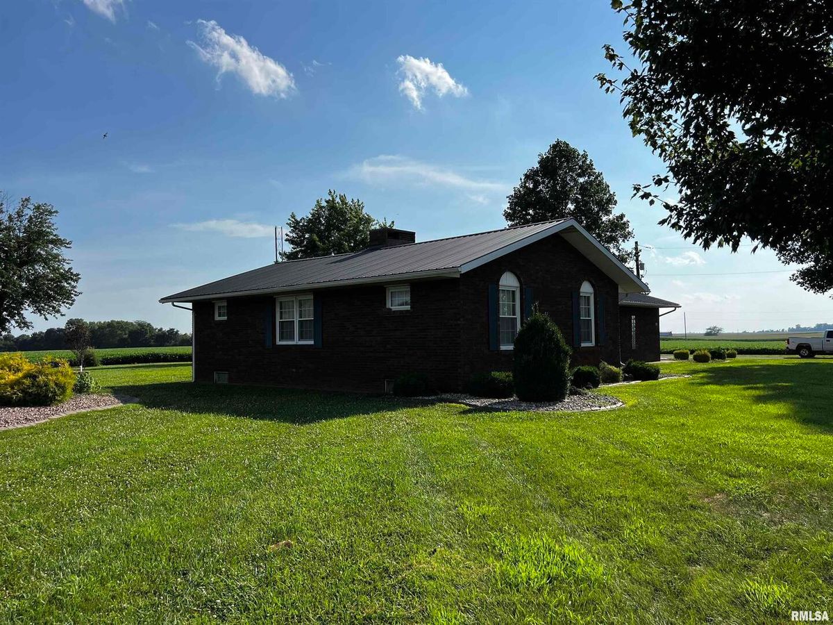 210 W 5TH Street, St Peter, IL 62880
