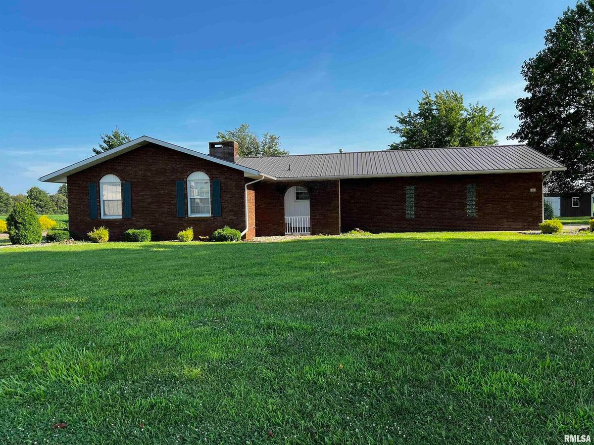 210 W 5TH Street, St Peter, IL 62880