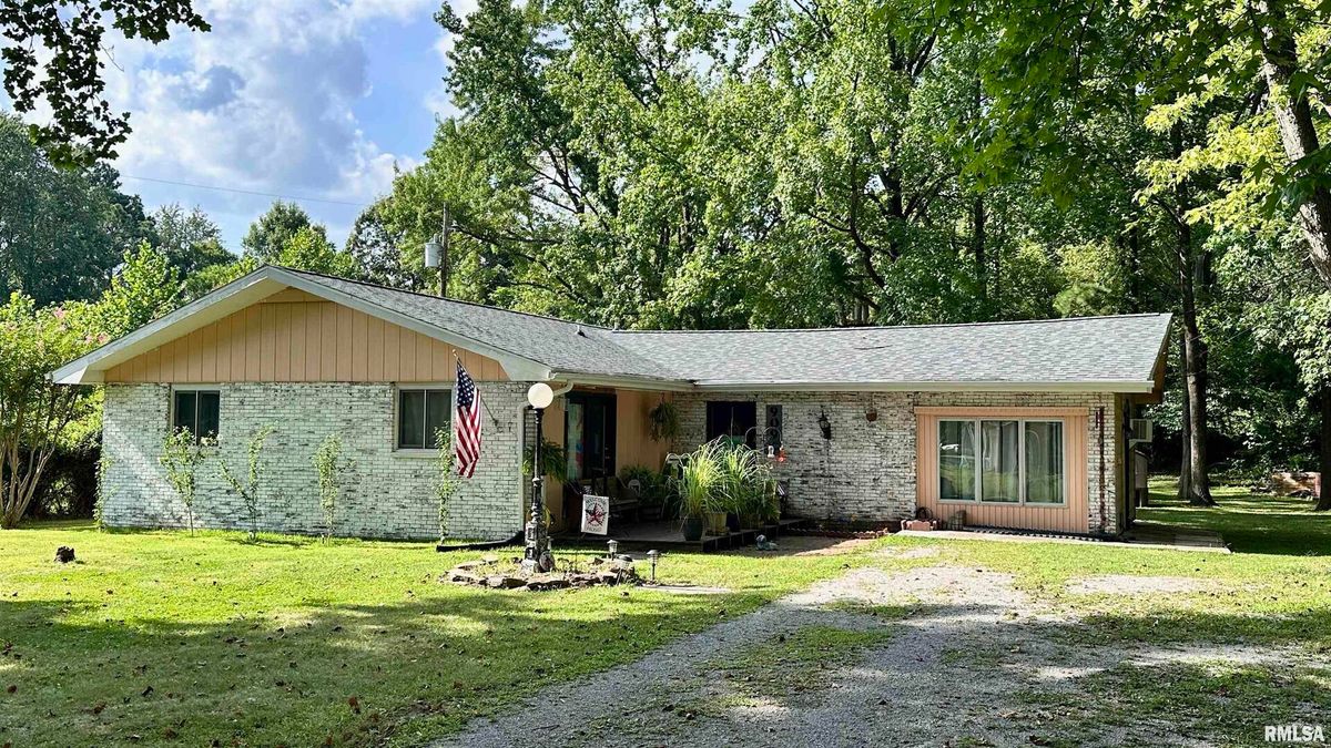 909 NORTH Road, West Frankfort, IL 62896