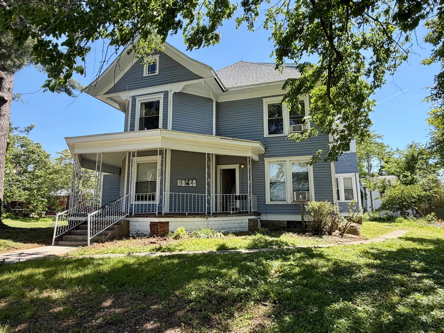 209 N SPRINGER Street — Carbondale, IL 62901