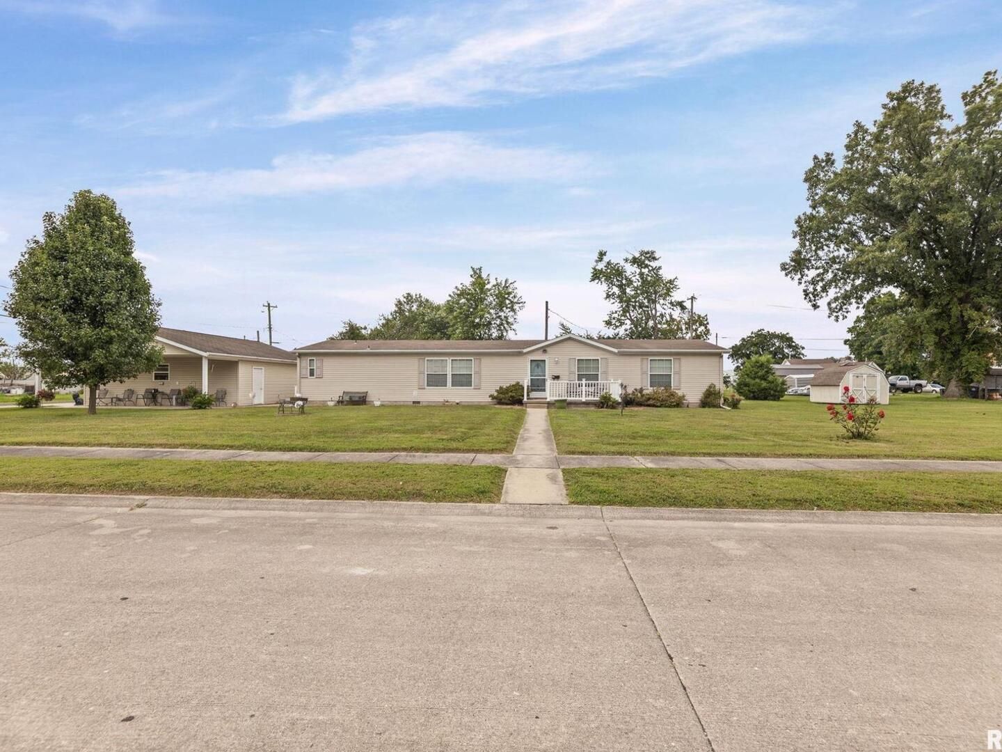 1111 S JEFFERSON Street — Salem, IL 62881