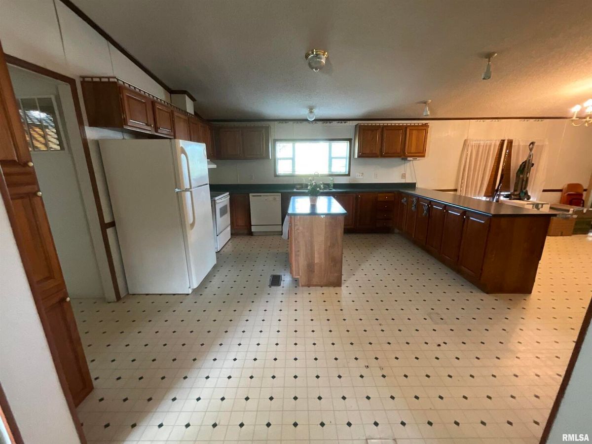 7106 Krutsinger Road, Kinmundy, IL 62854