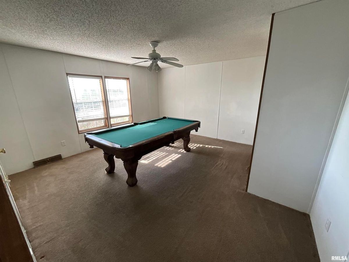 7106 Krutsinger Road, Kinmundy, IL 62854