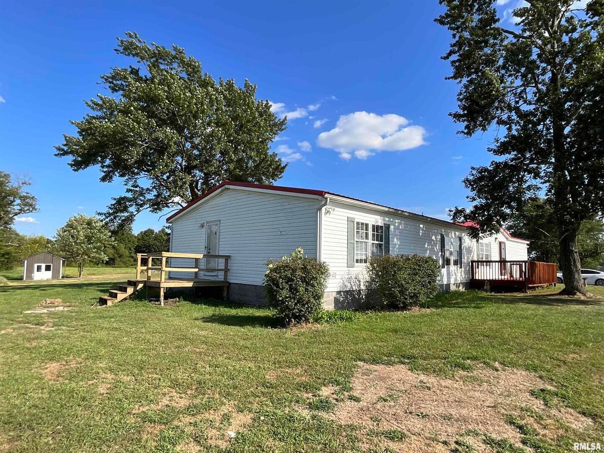 7106 Krutsinger Road, Kinmundy, IL 62854
