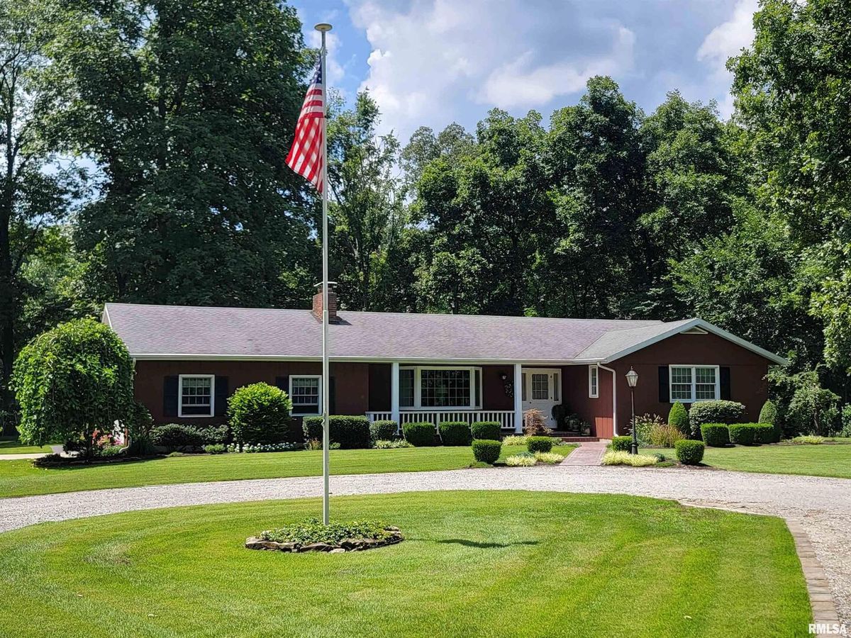 2753 Stanford Road, Flora, IL 62839