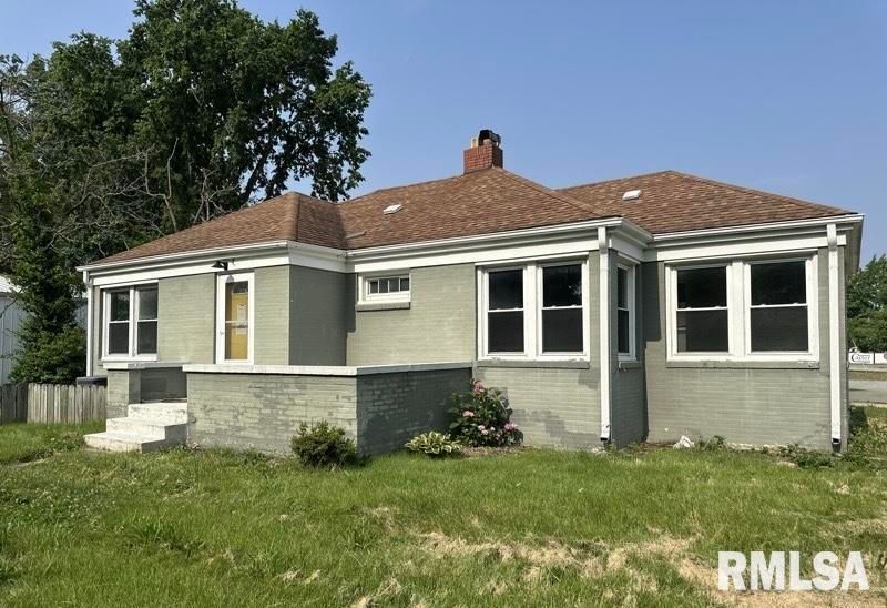200 W DELAWARE Street — Fairfield, IL 62837
