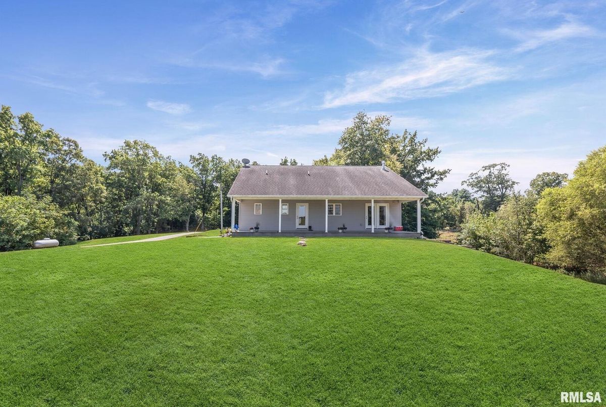 520 DEERFIELD Road, Walnut Hill, IL 62893