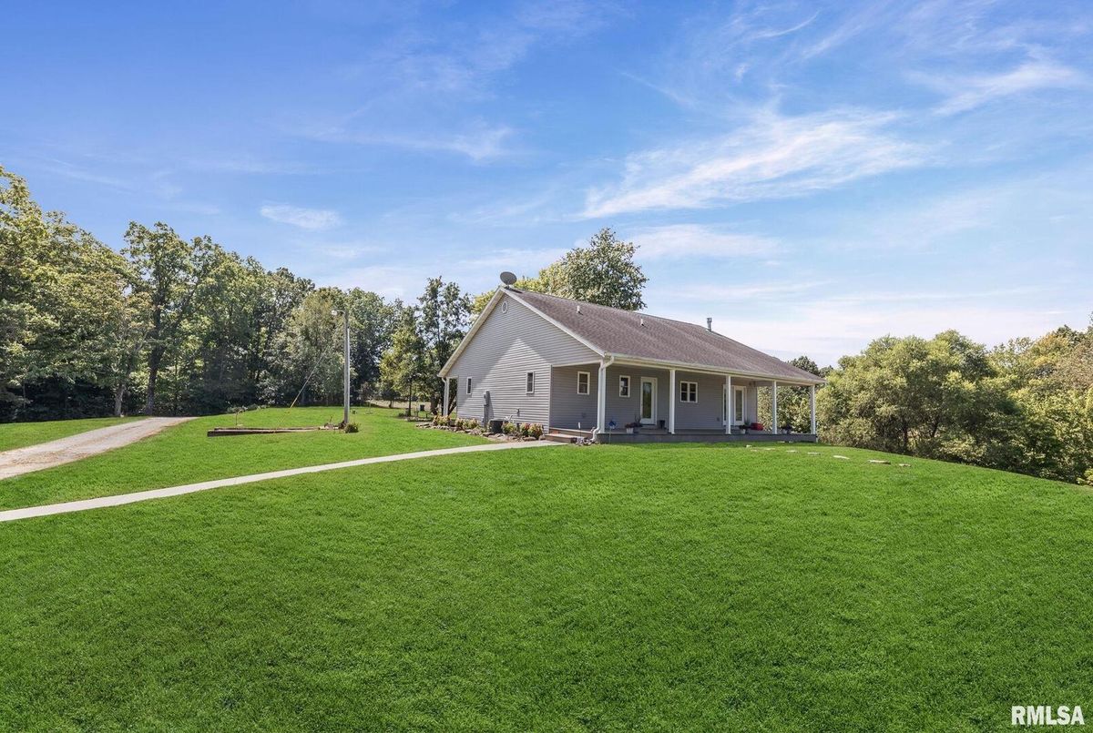 520 DEERFIELD Road, Walnut Hill, IL 62893
