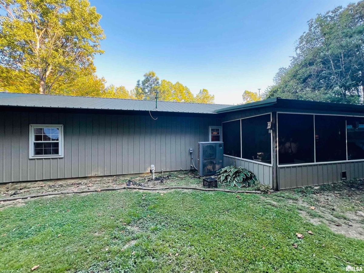 25001 W Old Salt Trail, Stonefort, IL 62987