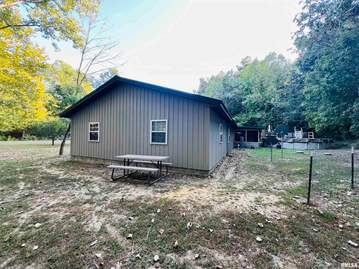 25001 W Old Salt Trail, Stonefort, IL 62987