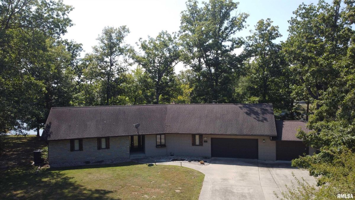 15316 Lake Point Dr Drive, Benton, IL 62812