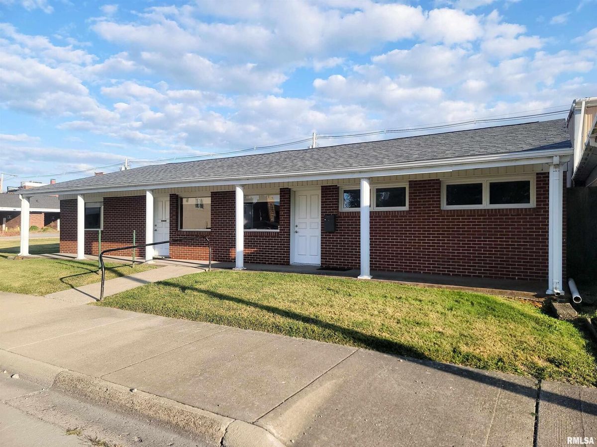 121 2ND Street, Flora, IL 62839