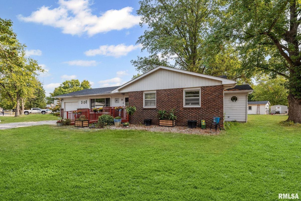 17 CRESTWOOD Lane, Centralia, IL 62801