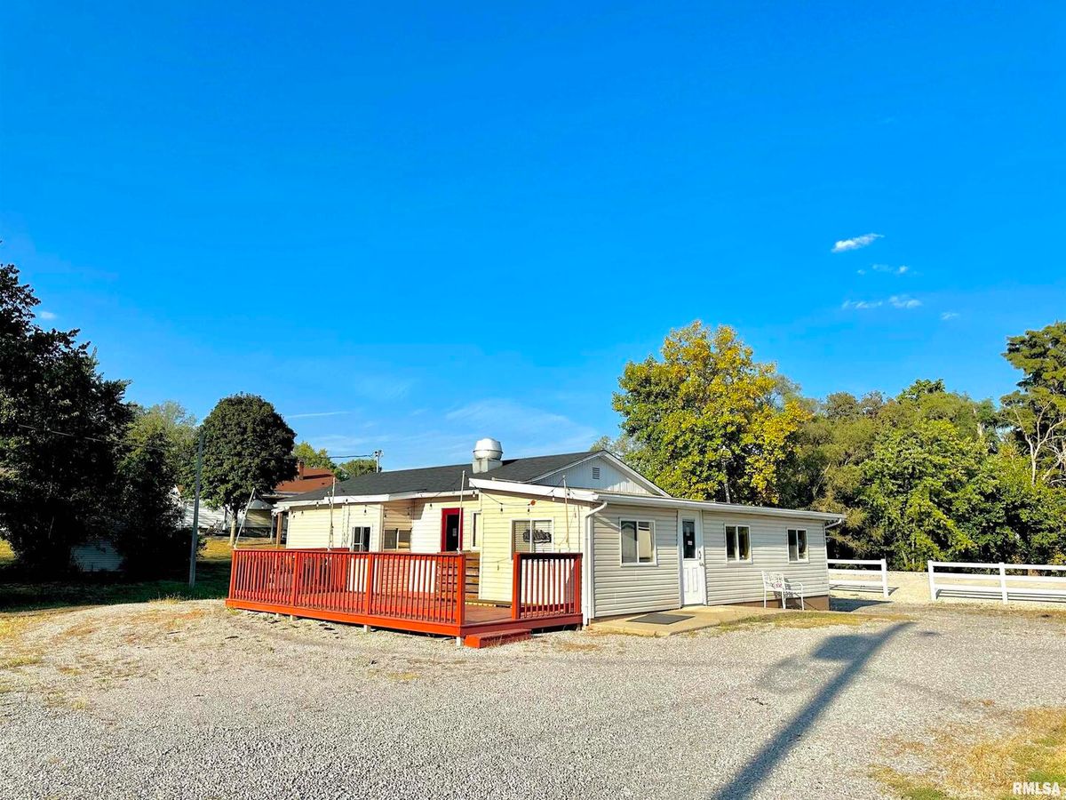 850 CHESTNUT Street, Louisville, IL 62858