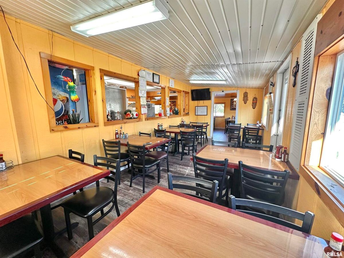850 CHESTNUT Street, Louisville, IL 62858