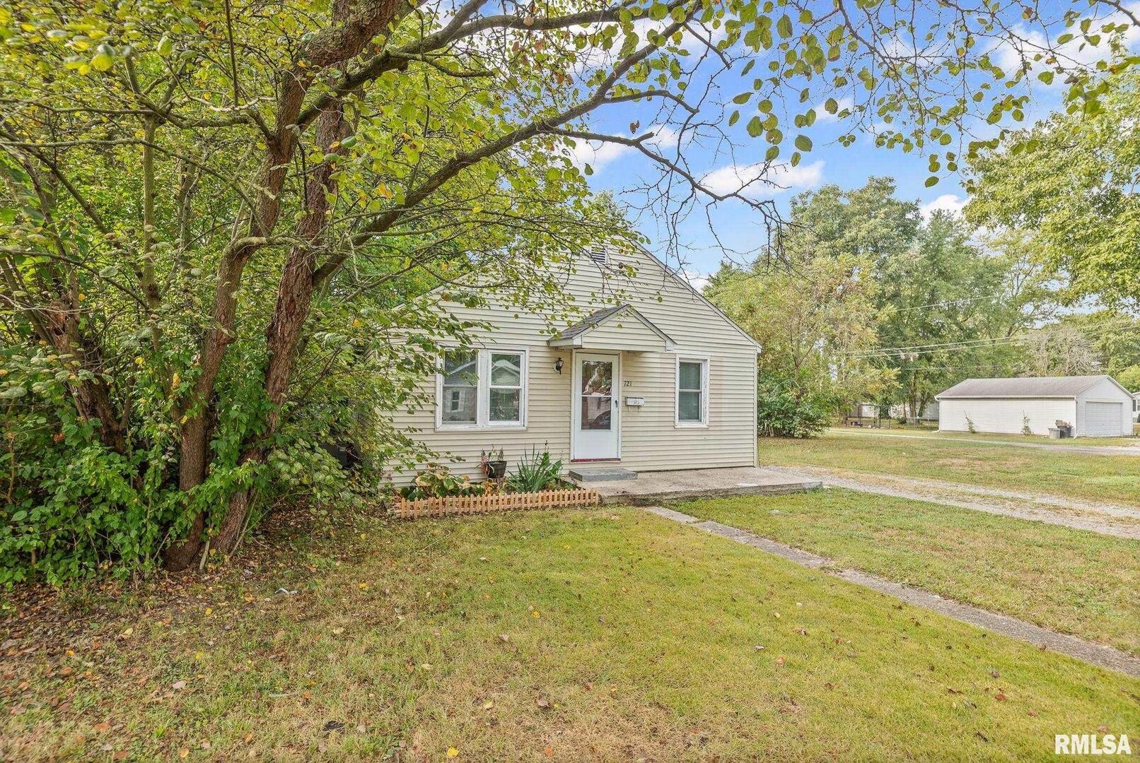 721 W WHITTAKER Street — Salem, IL 62881