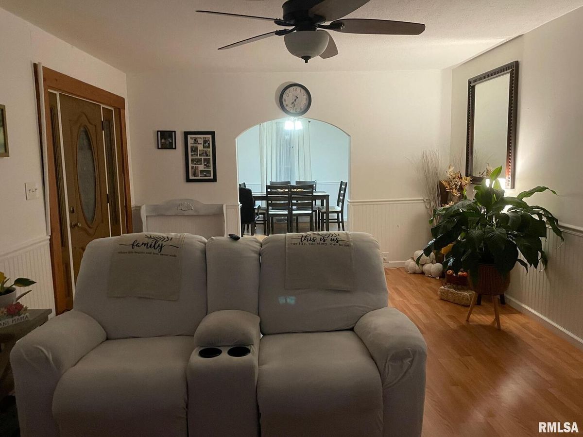 302 2ND Street, Carmi, IL 62821