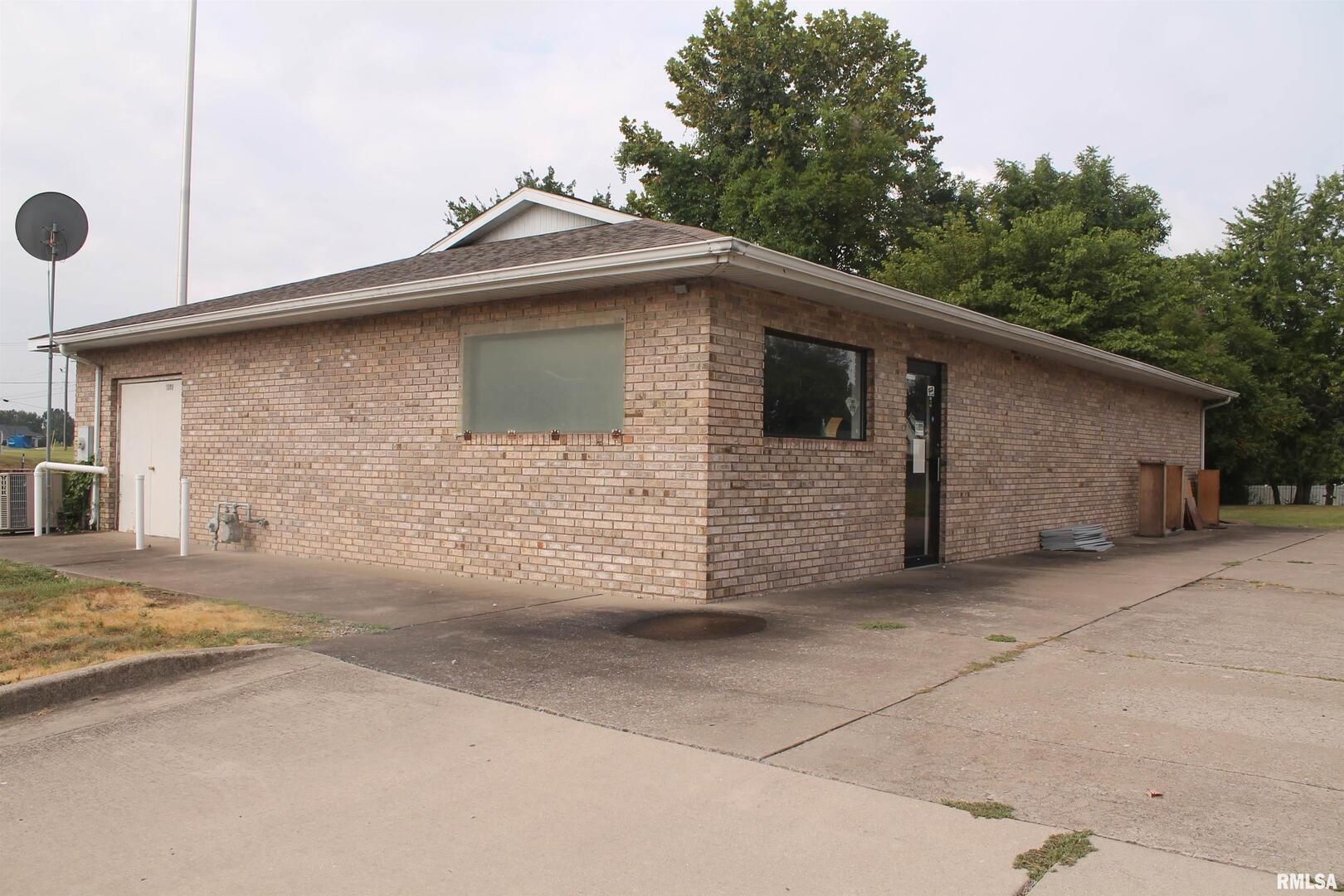 1305 S DIVISION Street — Carterville, IL 62918