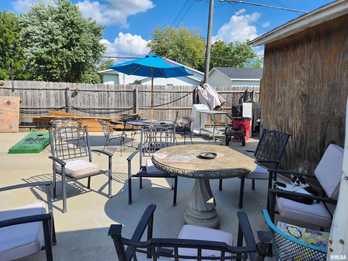 131 MAIN Street, Ashley, IL 62808