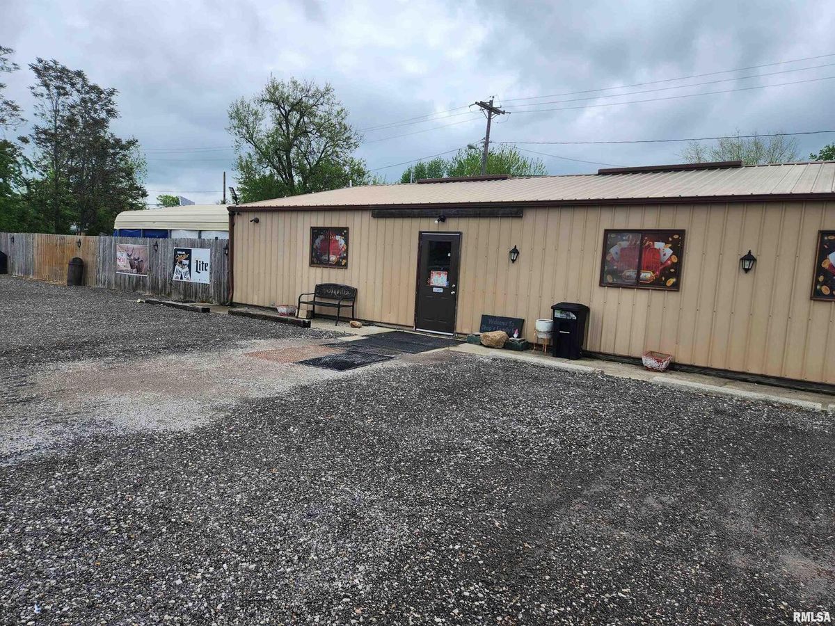 131 MAIN Street, Ashley, IL 62808