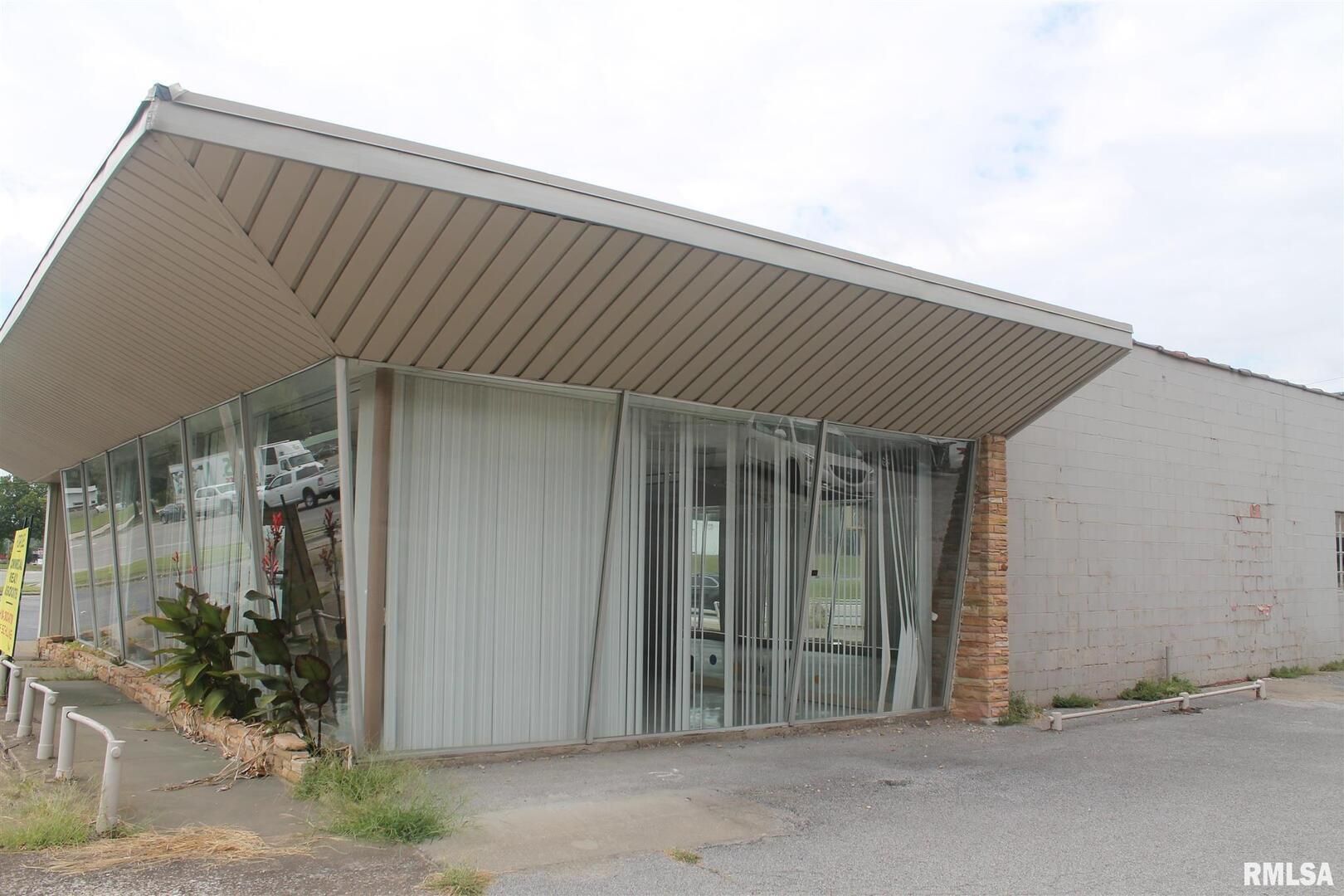 1308 W MAIN Street — Carbondale, IL 62901