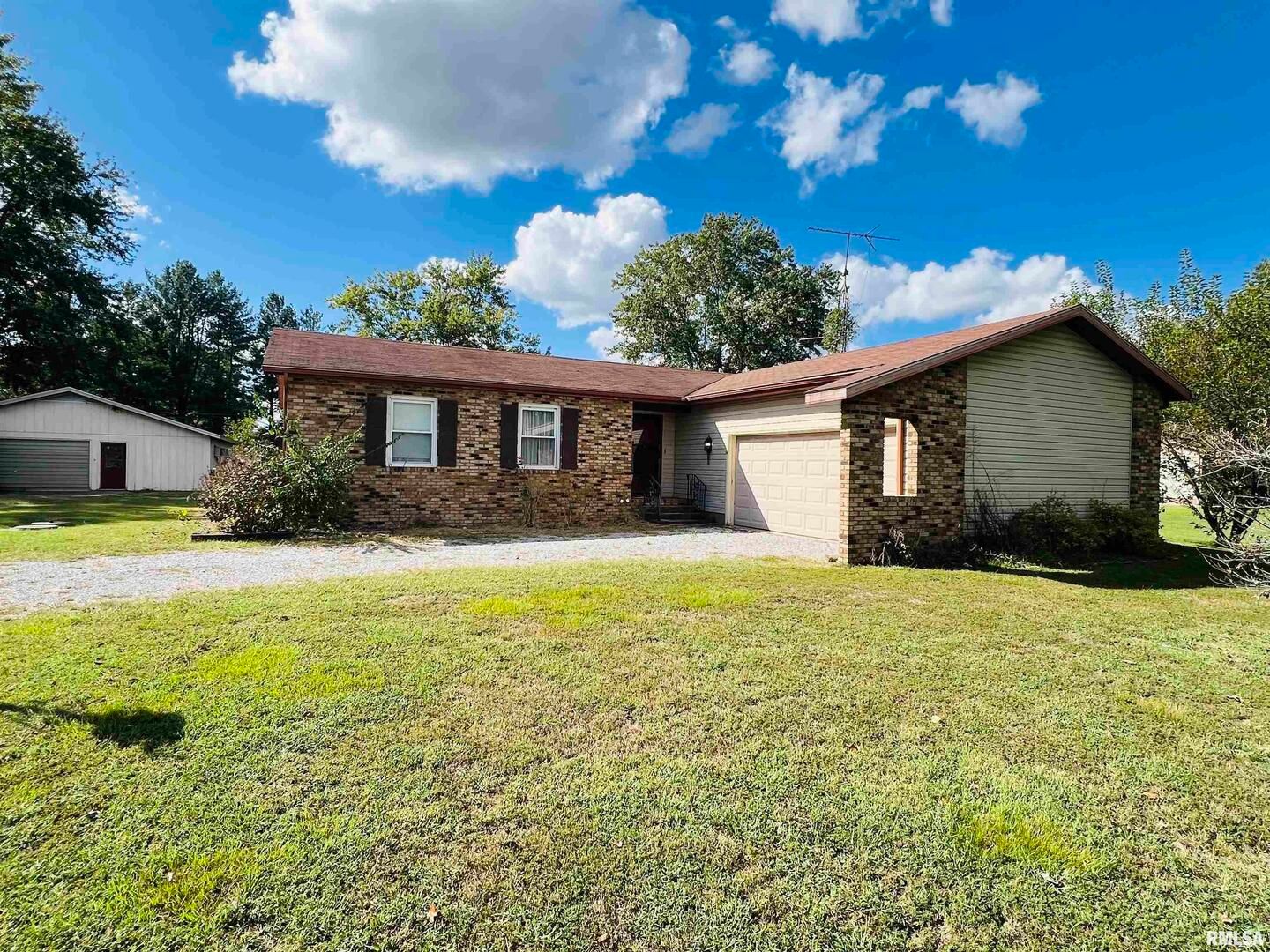 295 Country Acres Road — Eldorado, IL 62930