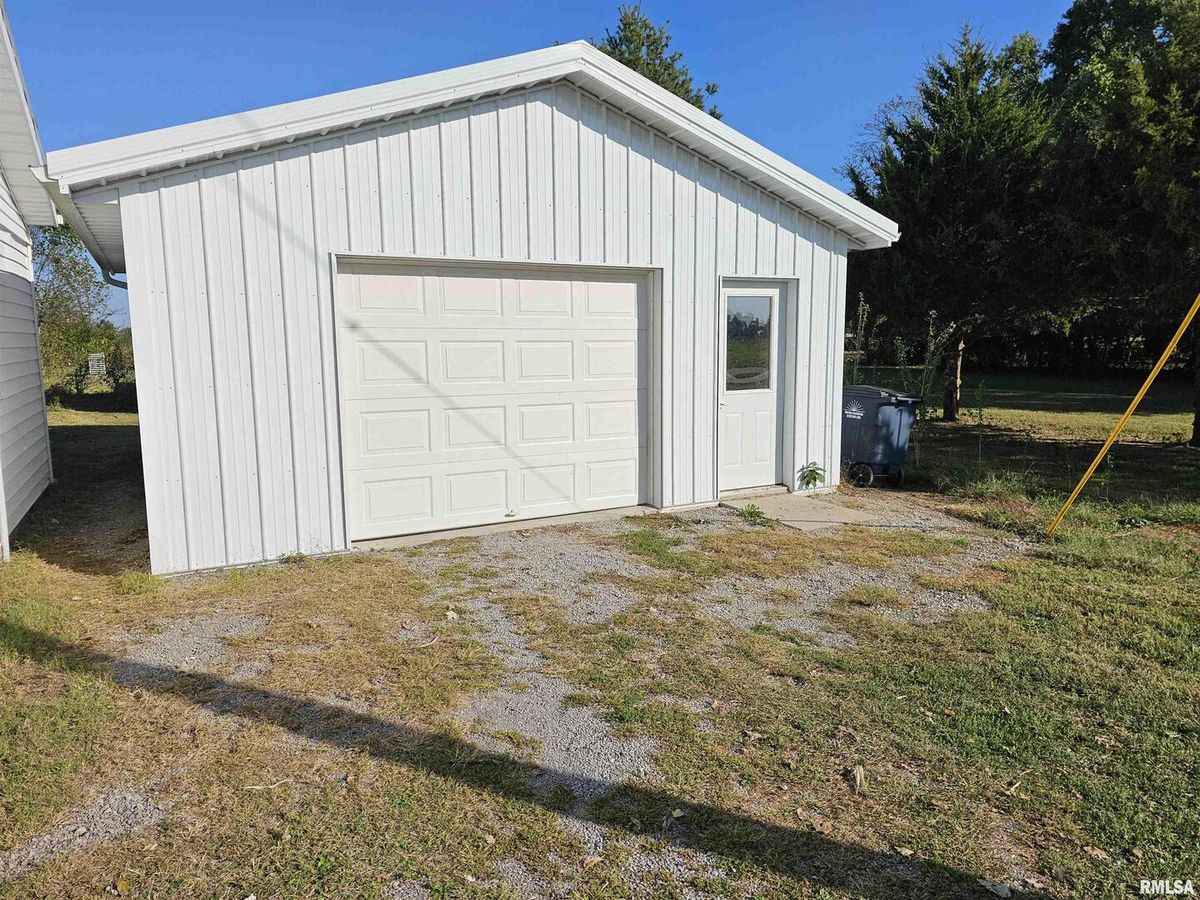 233 N US Hwy 45, Cisne, IL 62823