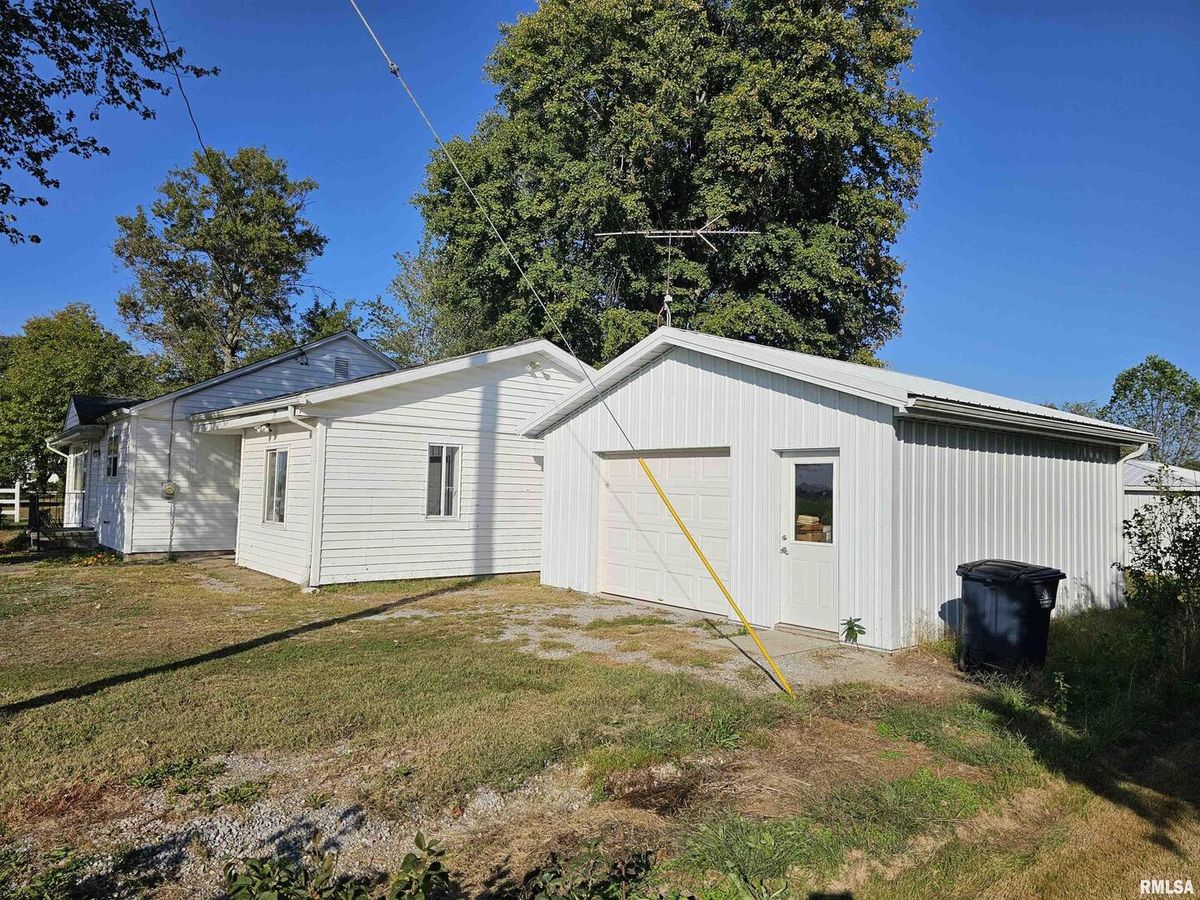 233 N US Hwy 45, Cisne, IL 62823