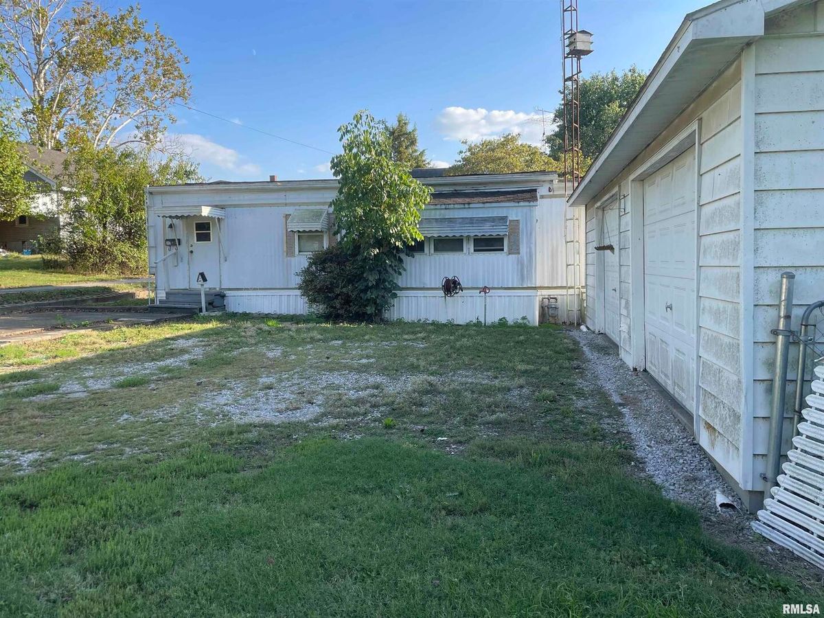 312 RANDOLPH Street, Mcleansboro, IL 62859